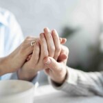 Os tremores não são o único sintoma e a atividade física é o melhor remédio para frear a progressão neurológica. Especialista explica sobre os sinais de alerta para a doença. (Divulgação: FreePik)
