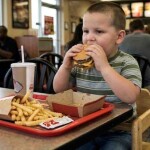 Brasil pode chegar a ser, até 2030, o 5º país no mundo com mais crianças e adolescentes obesos. O estudo também relata que, se não forem tomadas ações reais, as chances de mudar essa situação são de apenas 2%. (Imagem criada por inteligência artificial / divulgação)