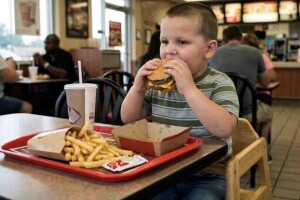 Brasil pode chegar a ser, até 2030, o 5º país no mundo com mais crianças e adolescentes obesos. O estudo também relata que, se não forem tomadas ações reais, as chances de mudar essa situação são de apenas 2%. (Imagem criada por inteligência artificial / divulgação)