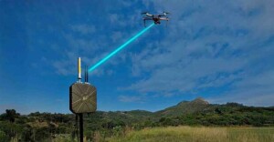 A movimentação recente da ANAC em conjunto com o DECEA e o Ministério de Portos e Aeroportos para tornar obrigatório o uso de sistemas antidrone em aeroportos brasileiros ocorre após episódios que evidenciaram fragilidades críticas na segurança aérea. (Divulgação