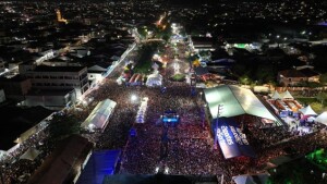 Pesquisa YouGov mostra que eventos ao vivo retomam o centro do lazer, abrindo espaço para estratégias de live marketing, ativações de marca e experiências imersivas em shows, festivais, restaurantes e esportes ao vivo. (São João de Gravatá/PE. Foto: Divulgação)