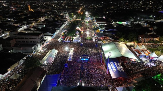 Pesquisa YouGov mostra que eventos ao vivo retomam o centro do lazer, abrindo espaço para estratégias de live marketing, ativações de marca e experiências imersivas em shows, festivais, restaurantes e esportes ao vivo. (São João de Gravatá/PE. Foto: Divulgação)