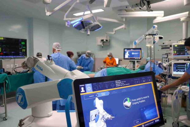 Essas cirurgias, que substituem articulações por próteses ortopédicas, têm evoluído consideravelmente em precisão e personalização com o advento da medicina robótica. (Divulgação