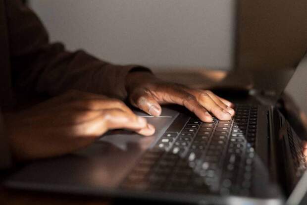 Caso "MORGUE" reacende debate sobre fraudes digitais, identidade sintética e fragilidade de processos que ainda usam dados cadastrais como validação de identidade. (Freepik)