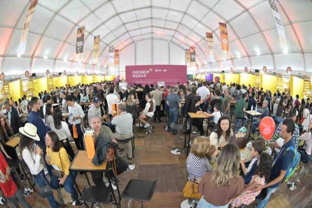 Evento reuniu produtores de 14 regiões do estado, promoveu o Encontro das Mulheres do Queijo e deu início à programação que segue até sábado na Gameleira, em Belo Horizonte. (Foto: Divulgação/FQAM).