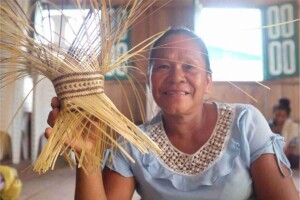 Deisinha Paumari é uma das mestras na produção da cestaria Paumari. (Talita Oliveira/OPAN)