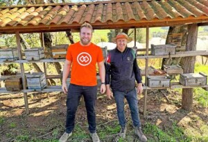 “Desejo que mais produtores despertem para esse segmento, pois o impacto nas propriedades é fantástico", aconselha o produtor rural Sandro André Marcon, de Ronda Alta (RS), que investiu em colmeias de abelhas sem ferrão. (Divulgação)