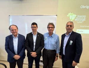 Welligton, do Bioind; Hugo Cagno, presidente da UDOP; Jacyr Costa Filho, vice-presidente do COSAG/FIESP; e Paulo Montabone, diretor da Fenasucro e Agrocana, em painel do Congresso UDOP. (Divulgação)