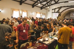 Com palestras, demonstrações de forja, sorteios de facas, exposição de peças raras e históricas, Knife Show Curitiba estima público de 3 mil visitantes. (Fotos: Paulo Turossi)