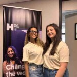 Mariah Fraulo Cavalcante e Taciane Beatriz Ferreira, estudantes do curso de Biotecnologia da Pontifícia Universidade Católica do Paraná (PUCPR). (Divulgação