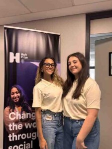 Mariah Fraulo Cavalcante e Taciane Beatriz Ferreira, estudantes do curso de Biotecnologia da Pontifícia Universidade Católica do Paraná (PUCPR). (Divulgação
