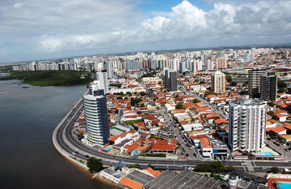 Sergipe tem a menor população dentre os estados nordestinos - 2,2 milhões de habitantes - mas a despesa pública estadual em 2026 chega a R$ 11,7 bilhões, e custo per capita de R$ 5,1 mil, correspondente a 18,6% do PIB de 2025 (R$ 60,8 bilhões). (Foto: Aracaju / capital de Sergipe / reprodução Google)