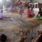Encontros entre jovens e anciãs promovem a transmissão dos saberes ancestrais da cestaria tradicional e fortalecem a autonomia das mulheres no rio Tapauá. (Mulheres Paumari reunidas durante os encontros de produção do artesanato. (Fotos: Talita Oliveira/OPAN).