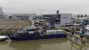 Ancorado em Itajaí (SC), o JAQ H1, uma das embarcações pioneiras a operar com hidrogênio no Brasil, projeto inédito do gênero no mundo, inicia na próxima semana o comissionamento do sistema. (Foto: Roger Galitzki/Revista Náutica / divulgação)