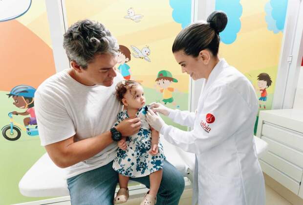 O infectologista Claudilson Bastos informa que queda na cobertura vacinal favorece o aumento de ocorrências da doença, considerada uma das mais contagiosas e imunopreveníveis. (Foto: Marcos Welber/Acervo Sabin)