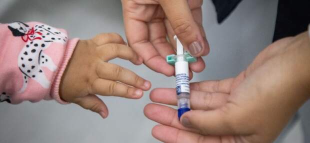 Mães, pais e responsáveis poderão levar crianças e adolescentes com menos de 15 anos aos pontos de vacinação de todo o país. Ação prossegue até 1º de setembro. Em Guarulhos, São Bernardo do Campo e São Paulo é recomendado vacinação contra o sarampo devido ao risco de casos importados. (Foto: Rafael Nascimento/MS)