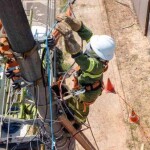 Operação ajuda a evitar incêndios causados por cabos e equipamentos de telefonia e internet instalados de maneira irregular nos postes da distribuidora. (Divulgação Ascom)