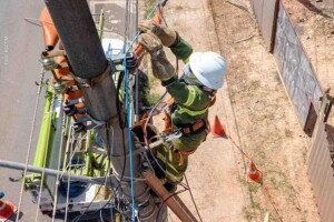 Operação ajuda a evitar incêndios causados por cabos e equipamentos de telefonia e internet instalados de maneira irregular nos postes da distribuidora. (Divulgação Ascom)