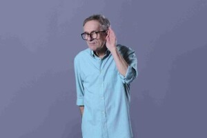 Condição vai além da dificuldade para ouvir e pode comprometer a saúde cerebral, emocional e a qualidade de vida; diagnóstico precoce é um dos principais aliados na prevenção. (Foto: Magnific)