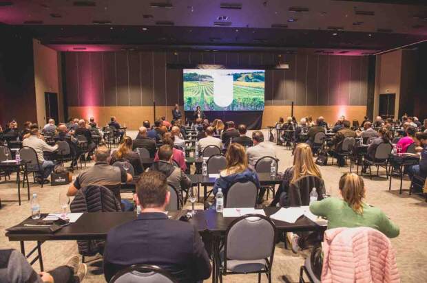 Evento reúne especialistas de oito países entre os dias 27 e 29 de agosto, em Bento Gonçalves. Programação reúne mais de 20 horas de palestras, masterclasses, degustações guiadas com tradução simultânea. (Foto da edição de 2024 – Crédito: Jeferson Soldi)