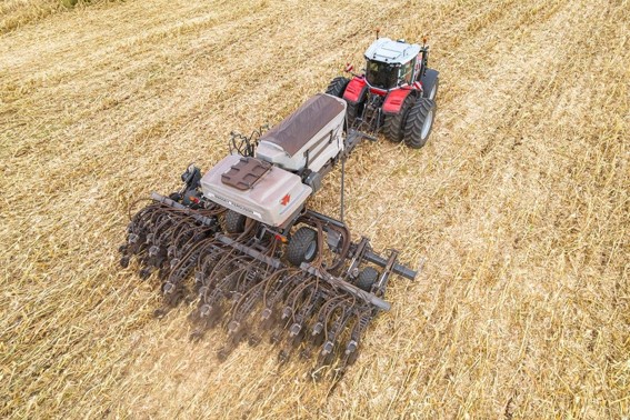 (Trator MF 8S Xtra e plantadeira Momentum de 18 linhas. (Divulgação)