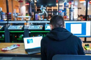 Estudo aponta abismo de produtividade frente a países desenvolvidos e propõe agenda integrada para reverter apagão de talentos e impulsionar a economia verde e digital. (Foto: Leudo Lima/CNI)