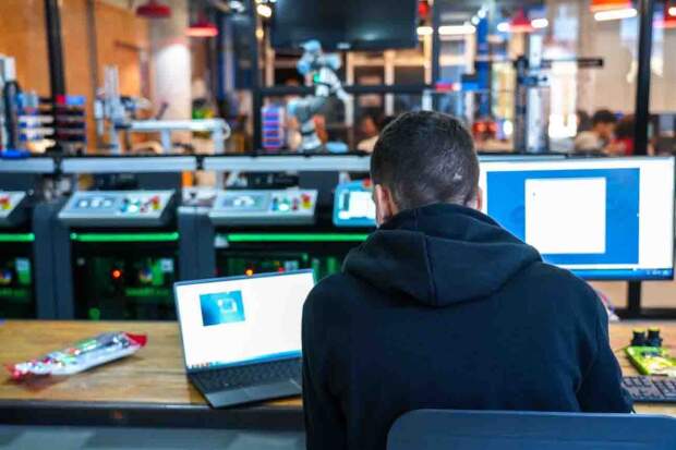 Estudo aponta abismo de produtividade frente a países desenvolvidos e propõe agenda integrada para reverter apagão de talentos e impulsionar a economia verde e digital. (Foto: Leudo Lima/CNI)