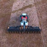 Área cultivada deve chegar a 49,3 milhões de hectares; automação e agricultura de precisão ajudam produtores a aproveitar a janela de semeadura e otimizar as operações no campo. (MF 9S e plantadeira Momentum 30 linhas / divulgação)
