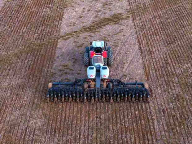 Área cultivada deve chegar a 49,3 milhões de hectares; automação e agricultura de precisão ajudam produtores a aproveitar a janela de semeadura e otimizar as operações no campo. (MF 9S e plantadeira Momentum 30 linhas / divulgação)