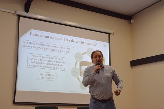 O pesquisador Cláudio Magnabosco mostrou, com dados de pesquisas, os impactos do uso de reprodutores com mérito genético no rebanho. (Foto: Breno Lobato)